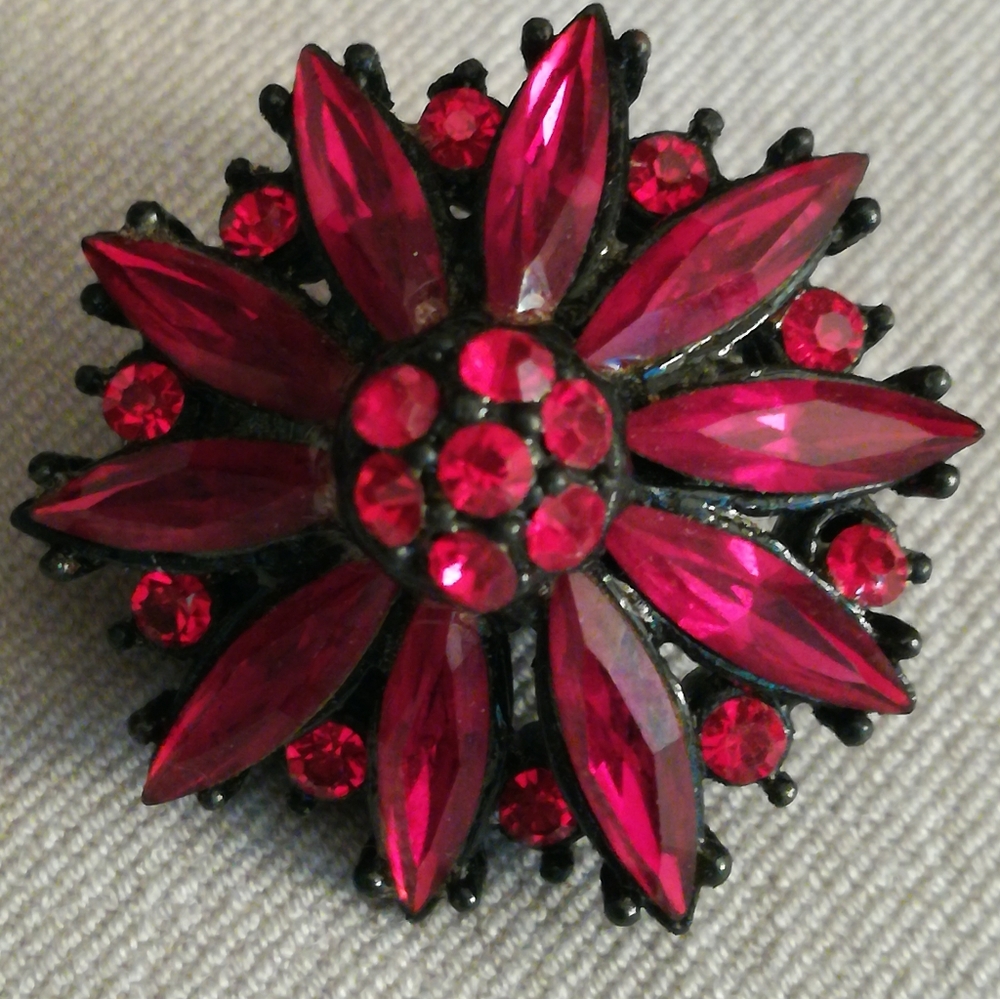 Vintage Ruby Red Rhinestone Clip Earrings - Picture 5 of 6